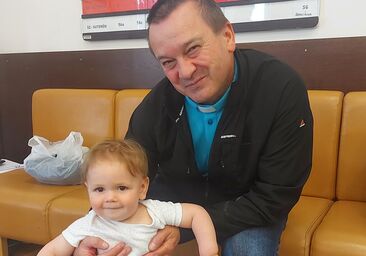 Do pomoci uprchlíkům zapojila Charita kněze. Dodává jim sílu vše zvládnout